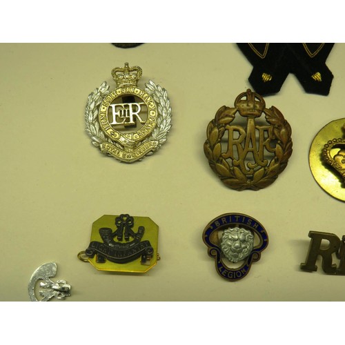 52 - BAG OF MILITARY BADGES INCLUDING CLOTH