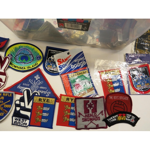 327 - TUB OF BADGES AND PATCHES BUTLINS, MUSIC PATCHES, KEY RINGS