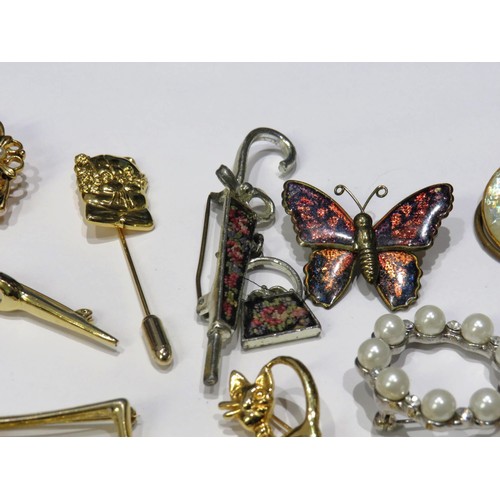 206 - 16 x VINTAGE GOLDTONE AND SILVERTONE BROOCHES, CLIPS & PINS