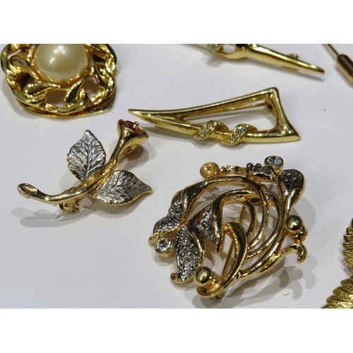 206 - 16 x VINTAGE GOLDTONE AND SILVERTONE BROOCHES, CLIPS & PINS