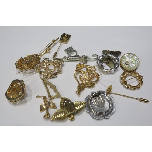 206 - 16 x VINTAGE GOLDTONE AND SILVERTONE BROOCHES, CLIPS & PINS