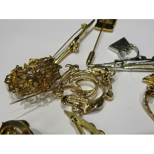 206 - 16 x VINTAGE GOLDTONE AND SILVERTONE BROOCHES, CLIPS & PINS