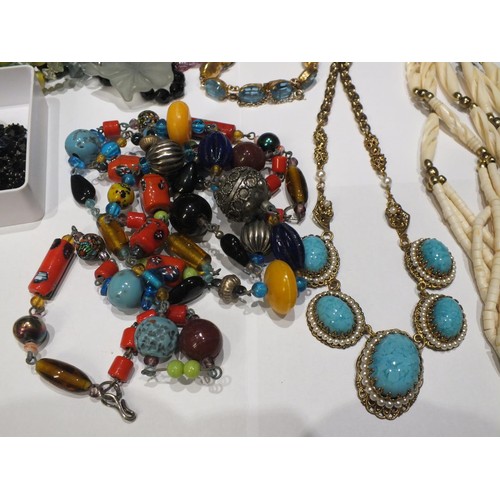 280 - SELECTION OF VINTAGE JEWELLERY INCLUDES AMBER BRACELET AND MILLEFIORI BEAD NECKLACE ETC