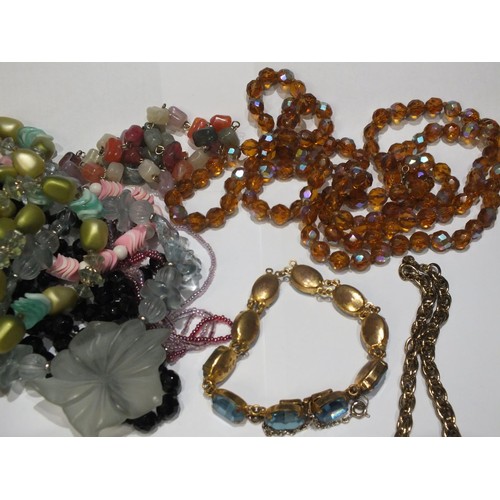 280 - SELECTION OF VINTAGE JEWELLERY INCLUDES AMBER BRACELET AND MILLEFIORI BEAD NECKLACE ETC