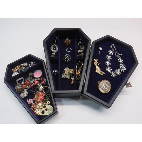 225 - COFFIN DESIGN JEWELLERY BOX AND JEWELLERY CONTENTS