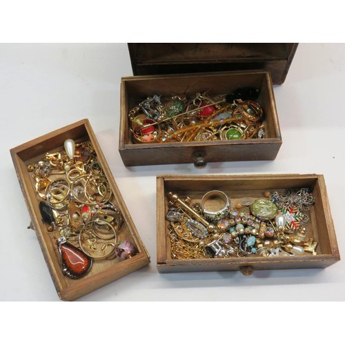 229 - VINTAGE MINIATURE SALESMAN SAMPLE WOODEN DRAWERS & VINTAGE JEWELLERY