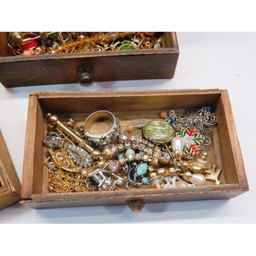 229 - VINTAGE MINIATURE SALESMAN SAMPLE WOODEN DRAWERS & VINTAGE JEWELLERY