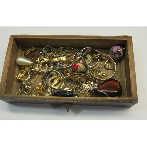 229 - VINTAGE MINIATURE SALESMAN SAMPLE WOODEN DRAWERS & VINTAGE JEWELLERY