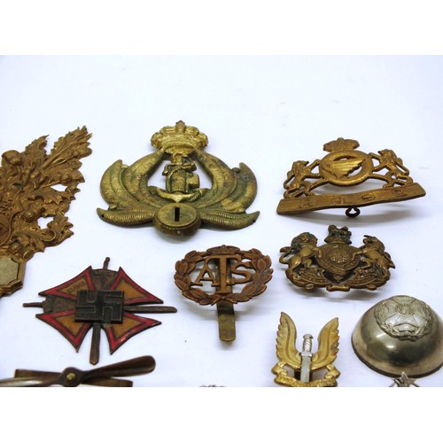 266 - 16 x COLLECTABLE MILITARIA CAP BADGES, BUTTONS ETC