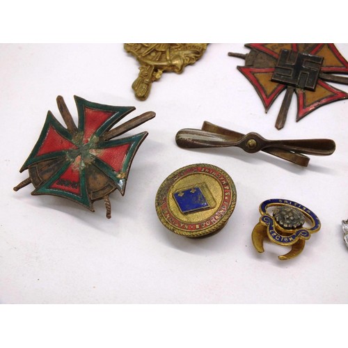 266 - 16 x COLLECTABLE MILITARIA CAP BADGES, BUTTONS ETC