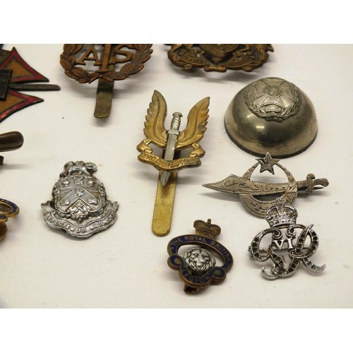 266 - 16 x COLLECTABLE MILITARIA CAP BADGES, BUTTONS ETC