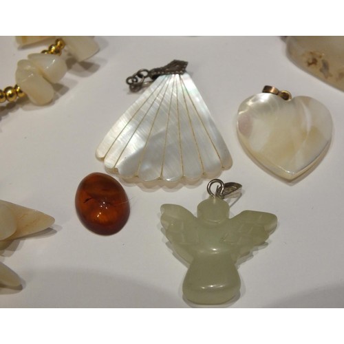 288 - GEMSTONE, MOTHER OF PEARL, JADE & SHELL JEWELLERY INCLUDES NECKLACES & PENDANTS