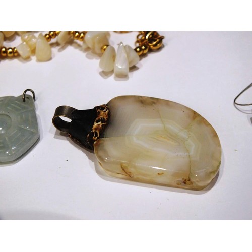 288 - GEMSTONE, MOTHER OF PEARL, JADE & SHELL JEWELLERY INCLUDES NECKLACES & PENDANTS