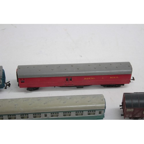 407 - 12 x Vintage JOUEF / TRIANG Oo Gauge Locos, Carriages & Rolling Stock Etc