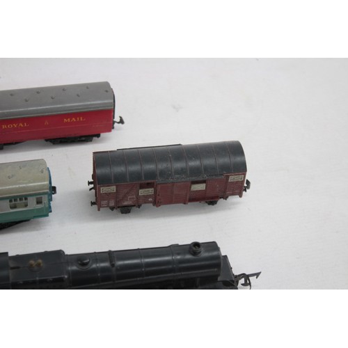 407 - 12 x Vintage JOUEF / TRIANG Oo Gauge Locos, Carriages & Rolling Stock Etc