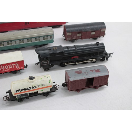 407 - 12 x Vintage JOUEF / TRIANG Oo Gauge Locos, Carriages & Rolling Stock Etc