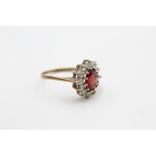 418 - 9ct gold garnet & clear gemstone halo dress ring (1.7g) SIZE- N