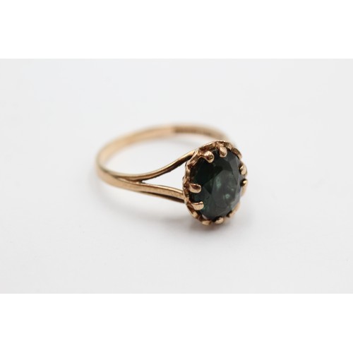 442 - 9ct gold synthetic green spinel set vintage dress ring (2.5g) SIZE- P