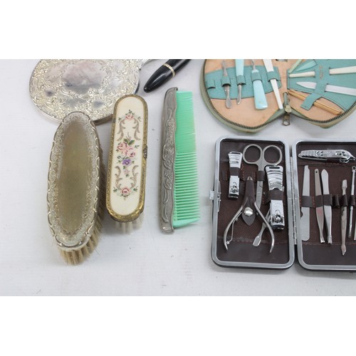 443 - 25 x Assorted Vintage LADIES VANITY Inc Hair Brush, Fan, Manicure Set Etc