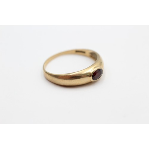 448 - 9ct gold vintage garnet solitaire dress ring (2.2g) SIZE- W