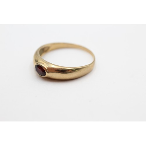 448 - 9ct gold vintage garnet solitaire dress ring (2.2g) SIZE- W