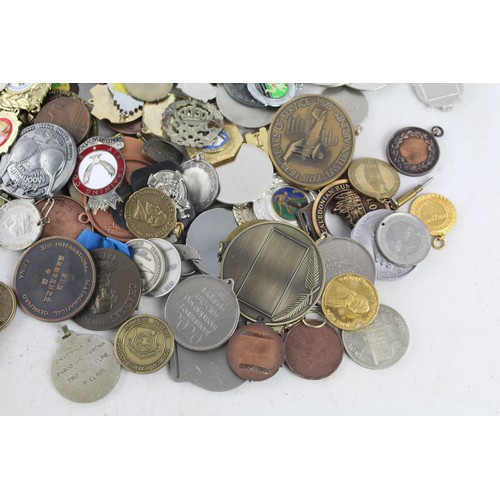 469 - 100 x Vintage Brass / Silver Plate / Copper Medals, Badges, Medallions Etc 3245g