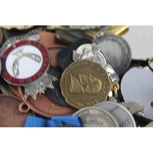 469 - 100 x Vintage Brass / Silver Plate / Copper Medals, Badges, Medallions Etc 3245g