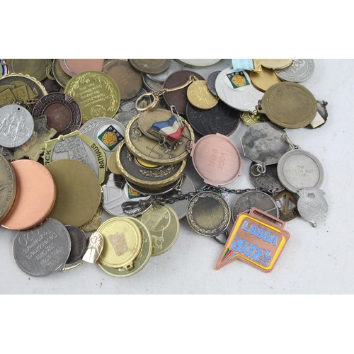 471 - 100 x Vintage Brass / Silver Plate / Copper Medals, Badges, Medallions Etc 3388g