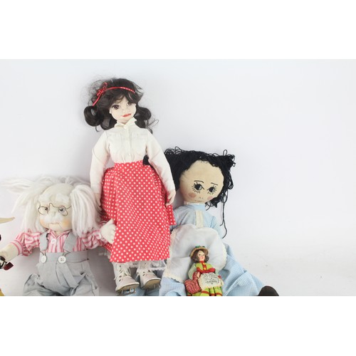 475 - 8 x Assorted Vintage Cloth / Rag Dolls Inc Skating Doll