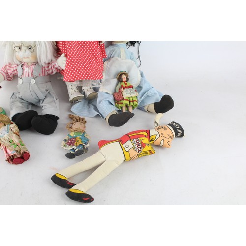 475 - 8 x Assorted Vintage Cloth / Rag Dolls Inc Skating Doll