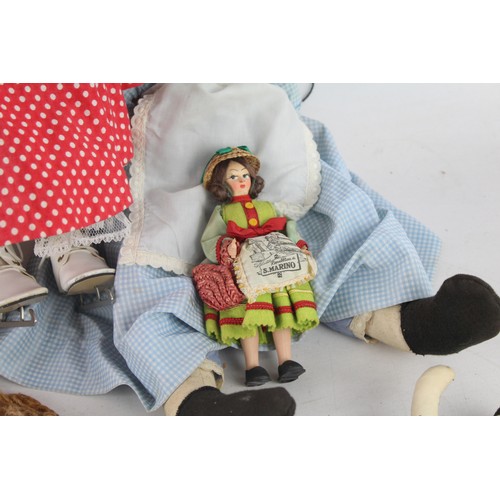 475 - 8 x Assorted Vintage Cloth / Rag Dolls Inc Skating Doll