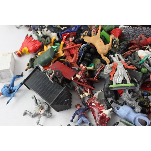 479 - Job Lot Assorted PLASTIC FIGURES Inc Solider, Cowboys, Horses Etc