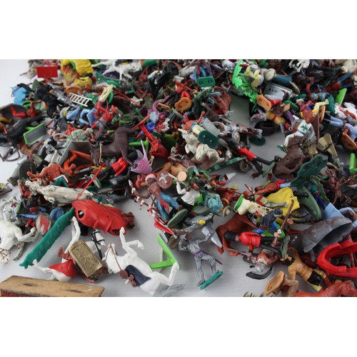 483 - Job Lot Assorted PLASTIC FIGURES Inc Solider, Cowboys, Horses Etc