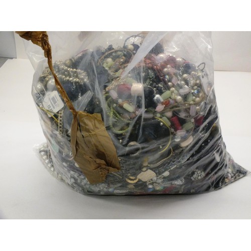 197 - FULL BAG OF VINTAGE RETRO COSTUME JEWELLERY INCLUDING NECKLACES, EARRINGS  ETC 10+KG