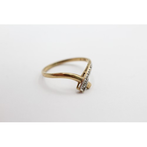 484 - 9ct gold diamond set bypass knot ring (1.1g) SIZE- N