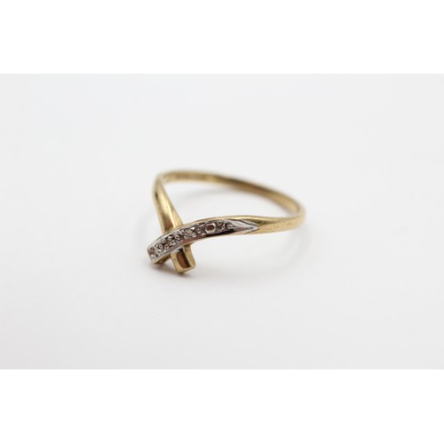 484 - 9ct gold diamond set bypass knot ring (1.1g) SIZE- N