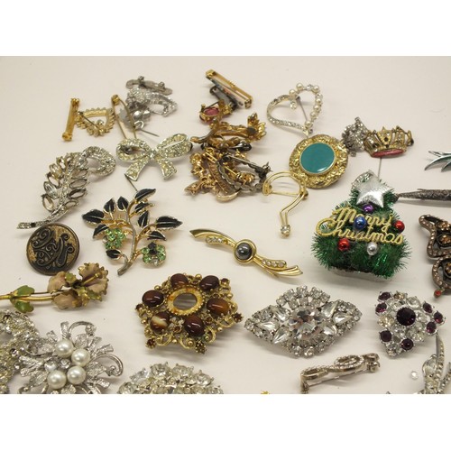 295 - JOB LOT OF VINTAGE AND RETRO BROOCHES - SOME IN NEED OF ATTENTION