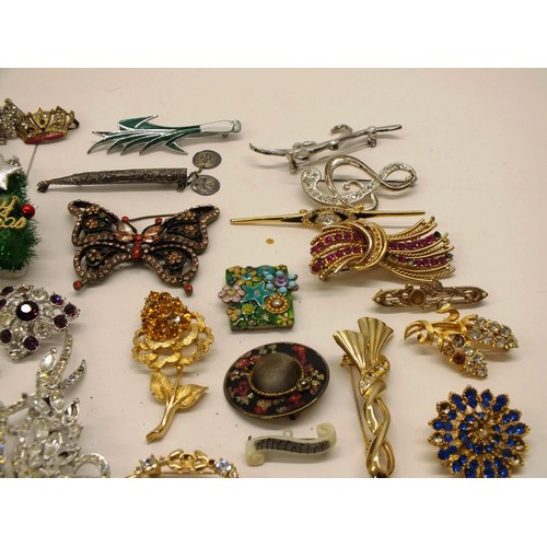 295 - JOB LOT OF VINTAGE AND RETRO BROOCHES - SOME IN NEED OF ATTENTION