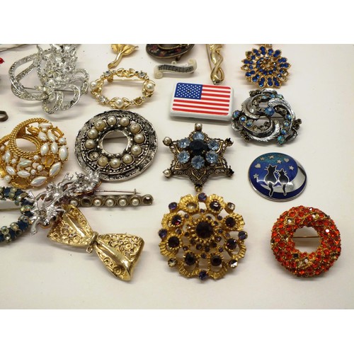 295 - JOB LOT OF VINTAGE AND RETRO BROOCHES - SOME IN NEED OF ATTENTION