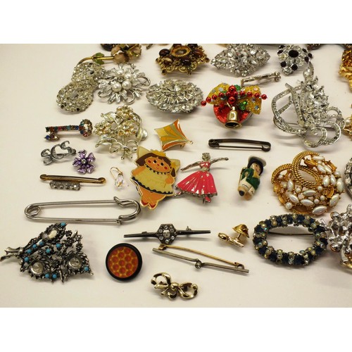 295 - JOB LOT OF VINTAGE AND RETRO BROOCHES - SOME IN NEED OF ATTENTION