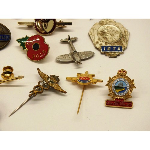 332 - VARIOUS PINS AND BADGES INCLUDING WW2 SERVICE, BRITISH AIR FORCE ETC