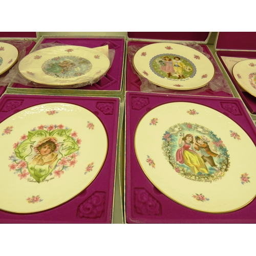 104 - 10 x ROYAL DOULTON VALENTINE PLATES 1976- 1985 BOXED