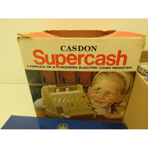 140 - BOX OF VINTAGE TV CASSETTE TAPES, BOXED GOLDEN JUBILEE SPEECHES AND VINTAGE BOXED CASDAN SUPERCASH T... 