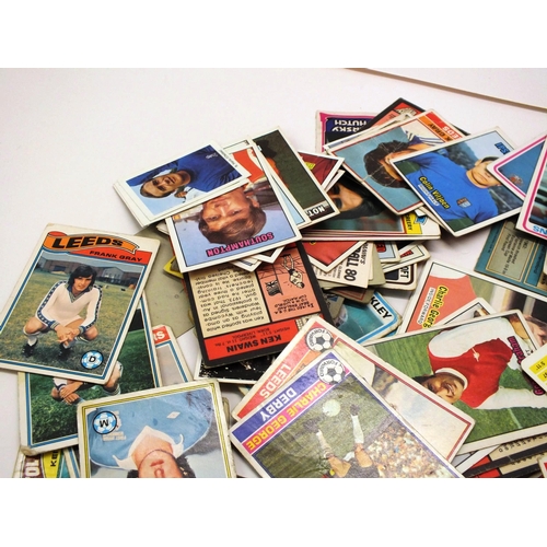 22 - COLLECTION OF OLD FOOTBALL CARDS INCLUDING 1970'S ORANGE BACKS