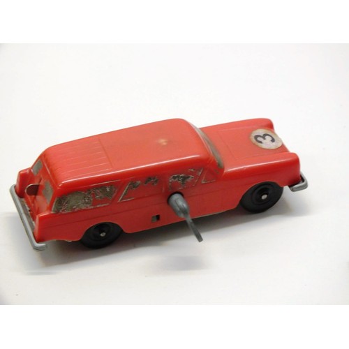 235 - VINTAGE MARX MOTORWAY FIGURE OF 8 RACING TRACK WITH RED WIND UP CAR IN WORKING ORDER (MISSING BLUE C... 