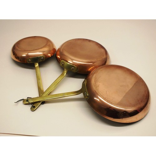 237 - VINTAGE SET OF 3 FRENCH COPPER GRADUATED FRYING PANS WITH BRASS HANDLES IN EXCELLENT CONDITION