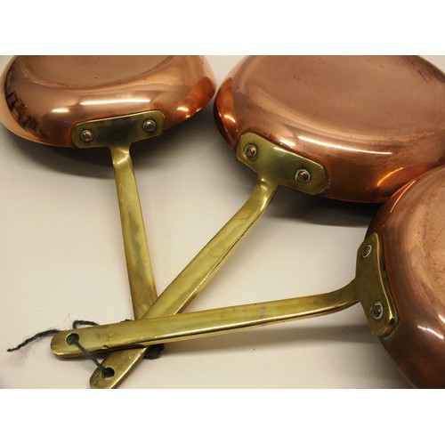 237 - VINTAGE SET OF 3 FRENCH COPPER GRADUATED FRYING PANS WITH BRASS HANDLES IN EXCELLENT CONDITION