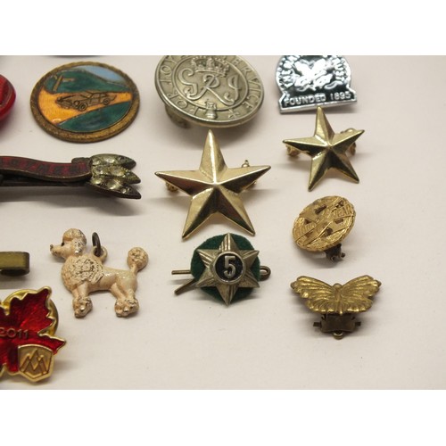 252 - COLLECTION OF VINTAGE BADGES, BROOCHES & RINGS INCLUDES GUILLOCHE ENAMEL PENDANT, ART DECO SCOTTY DO... 