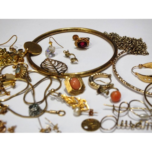 223 - ASSORTED GOLD COLOUR JEWELLERY INCLUDES BRACELETS, NECKLACES, EARRINGS ETC