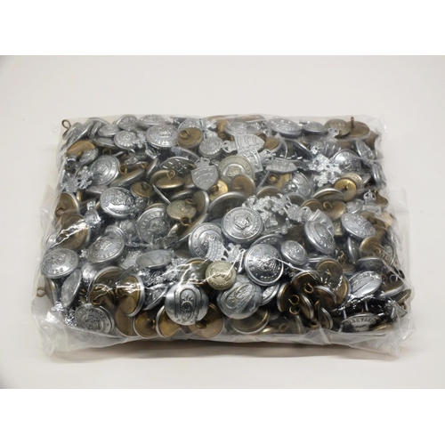 259 - BAG OF UNIFORM BUTTONS AND COLLAR BADGES, POLICE, FIRE, MILITARY ETC 2KG APPROXIMATLEY